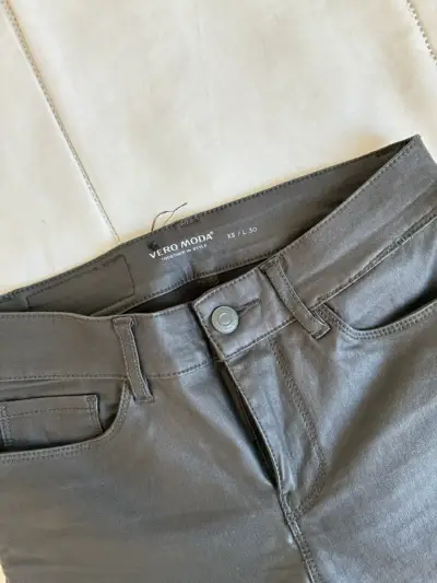 Pantalones cafés de cuero sintético Vero Moda - miniatura 3