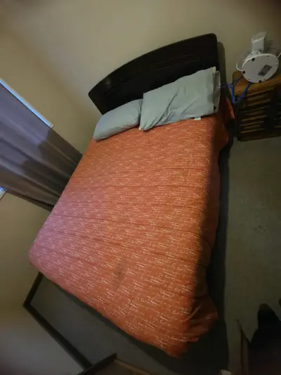 Cama matrimonial con cabecera de madera - miniatura 1