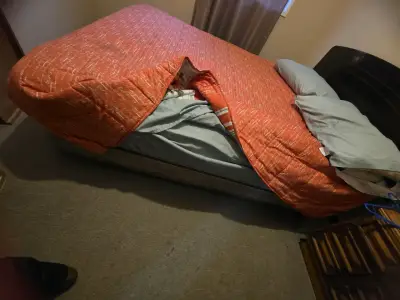 Cama matrimonial con cabecera de madera - miniatura 3