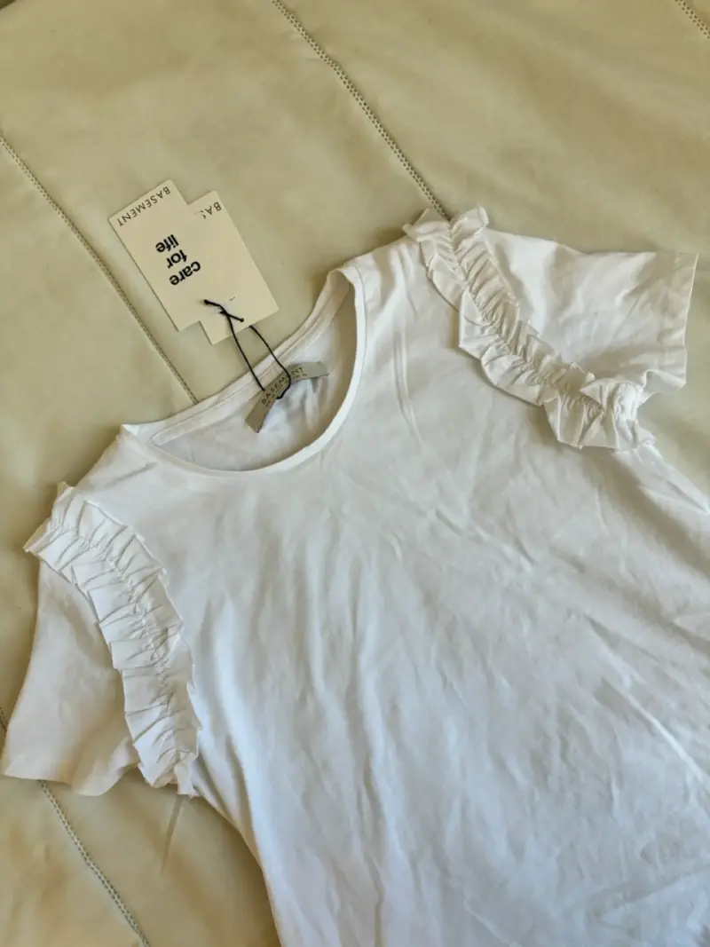 Polera blanca con vuelos Basement - 2