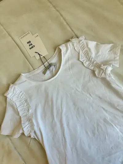 Polera blanca con vuelos Basement - miniatura 2