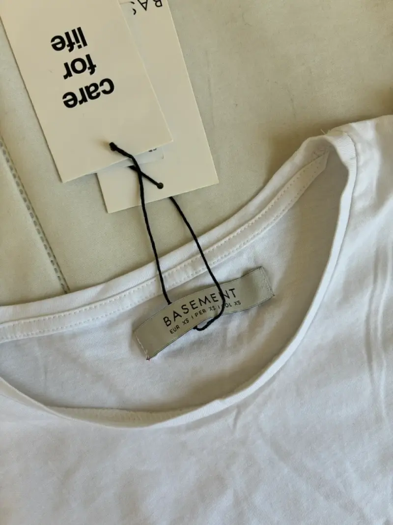 Polera blanca con vuelos Basement - 3