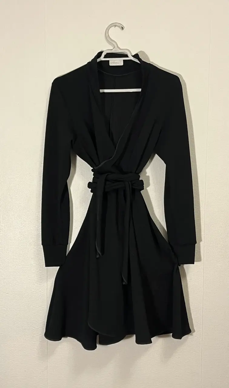 Vestido negro elegante con cinturón