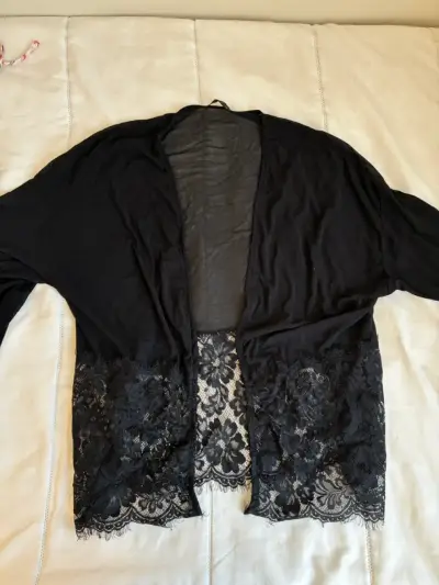 Kimono negro con encaje elegante - miniatura 1