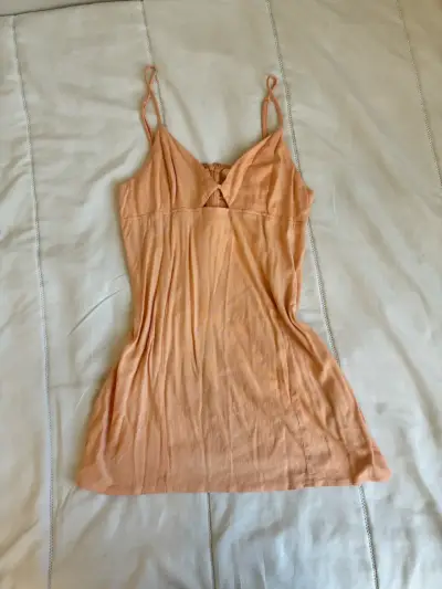 Vestido corto de tirantes color durazno - miniatura 1