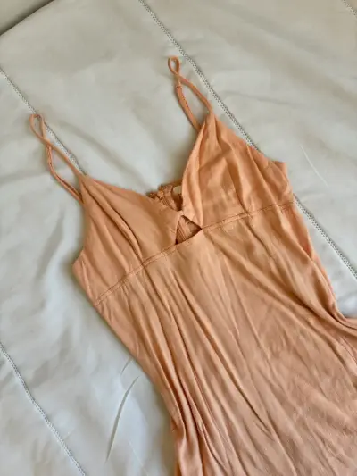 Vestido corto de tirantes color durazno - miniatura 2