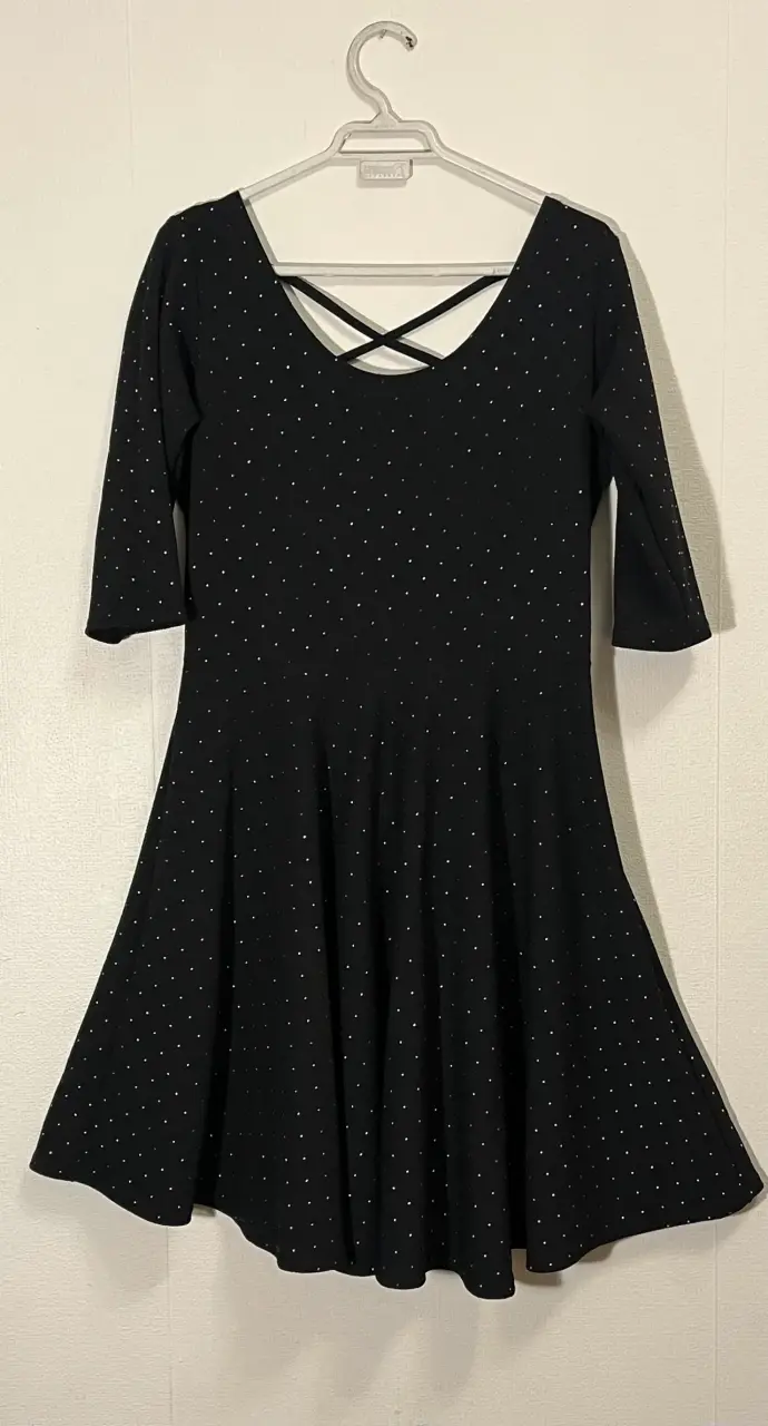 Vestido negro con puntos y espalda cruzada - 1