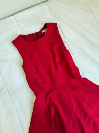 Vestido rojo sin mangas elegante - miniatura 2