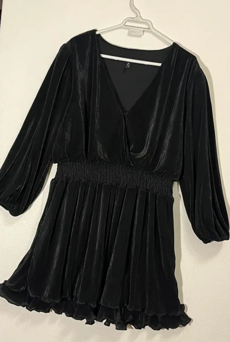 Vestido corto negro plisado elegante
