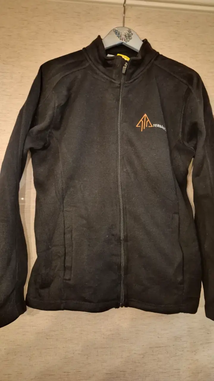 Chaqueta polar negra marca