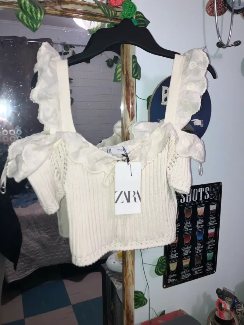 Top de punto con volantes Zara - 3