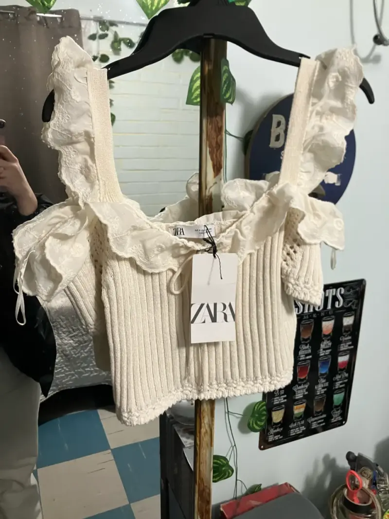 Top de punto con volantes Zara - 4