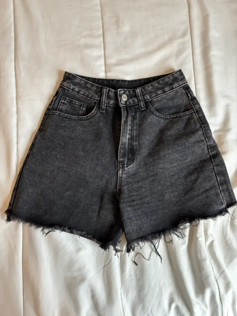 Shorts de mezclilla negros desgastados - 1