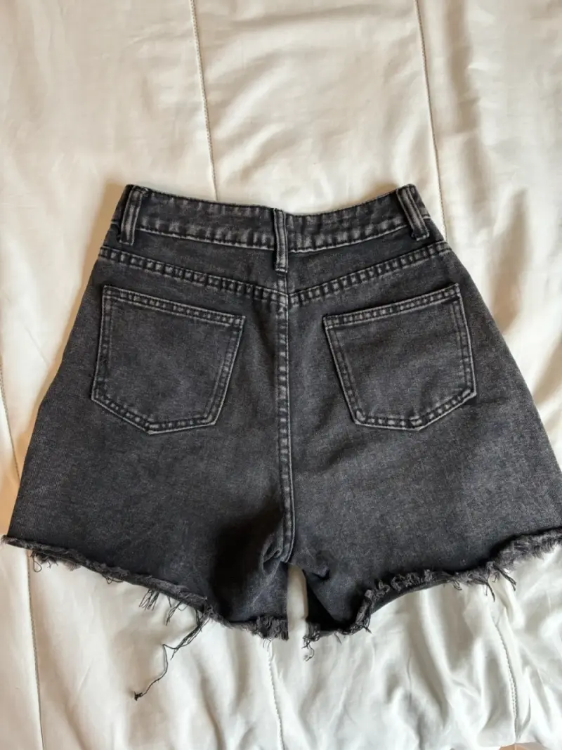 Shorts de mezclilla negros desgastados - 2