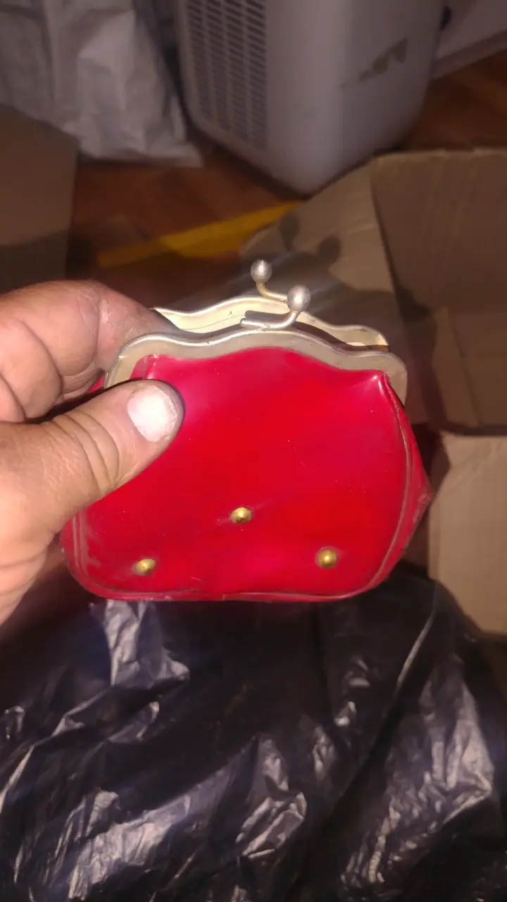 Monedero vintage rojo con cierre metálico