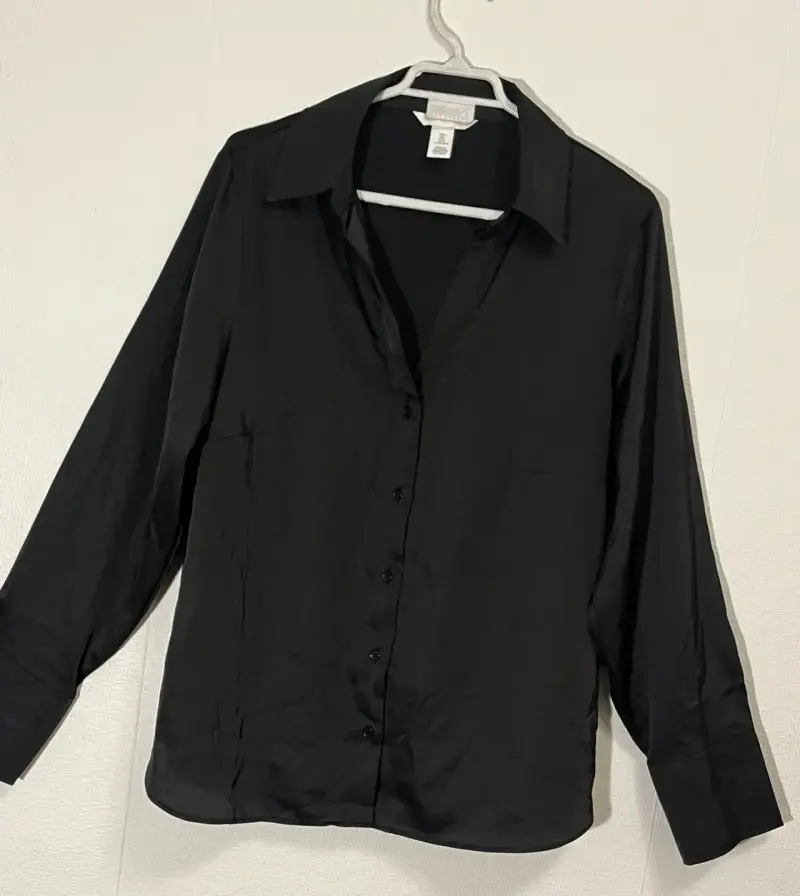 Blusa negra de manga larga para mujer