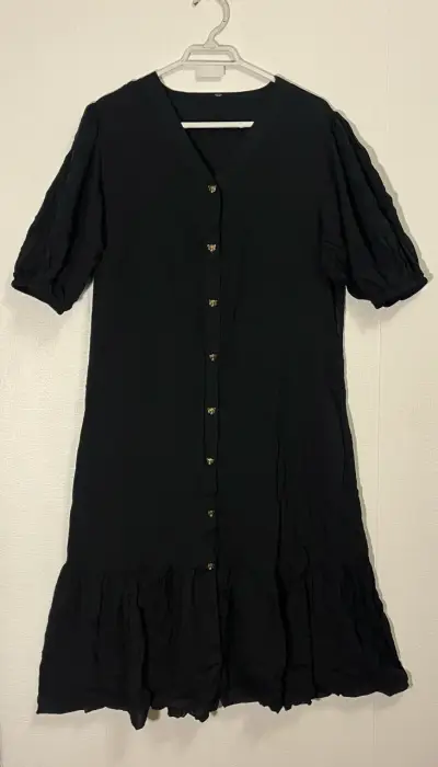 Vestido negro con botones y mangas abullonadas - miniatura 1
