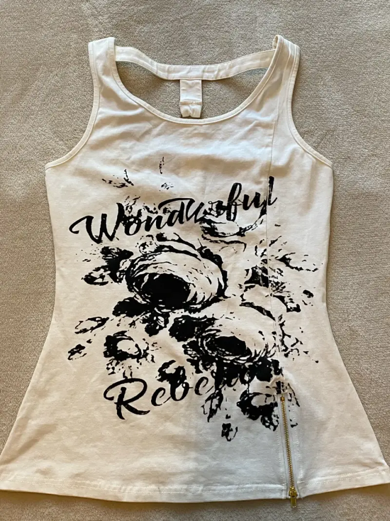 Polera sin mangas blanca con diseño floral - 1