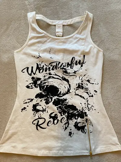 Polera sin mangas blanca con diseño floral - miniatura 1