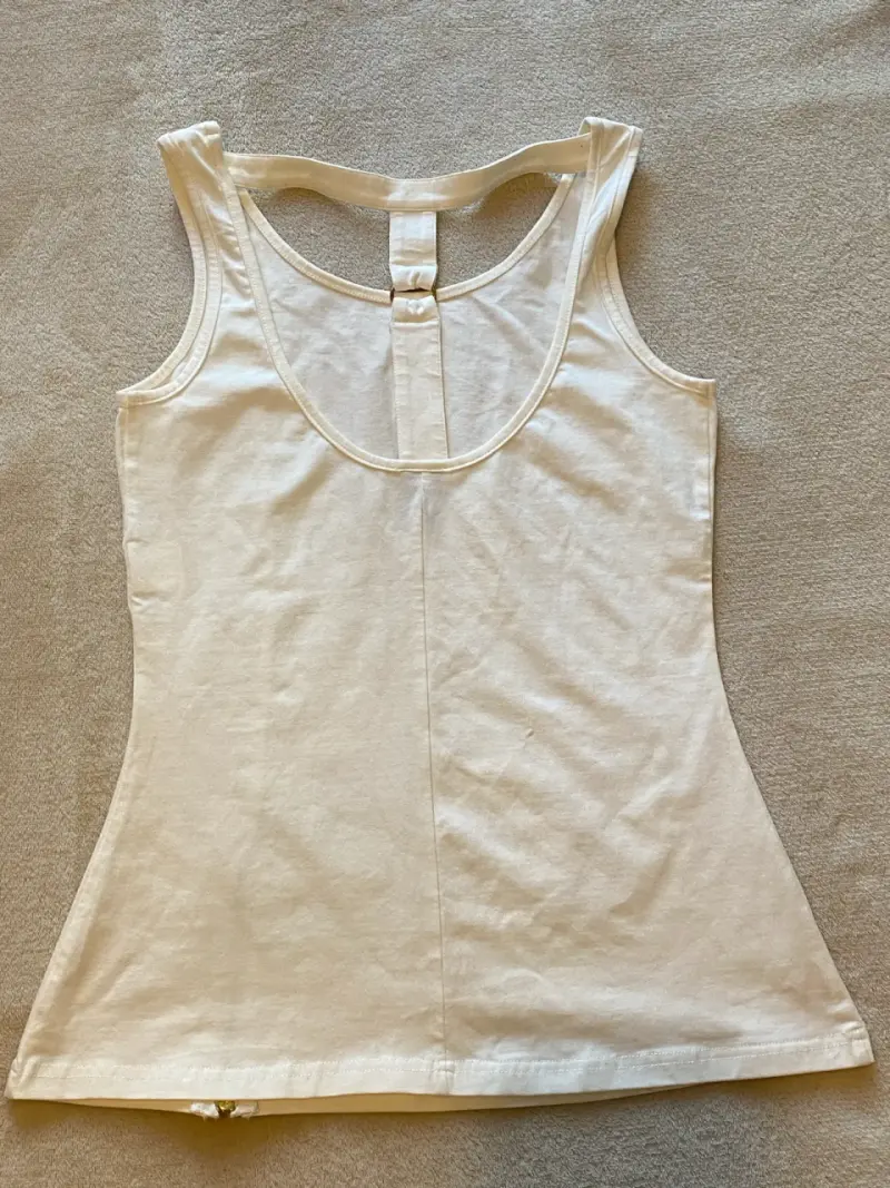 Polera sin mangas blanca con diseño floral - 2