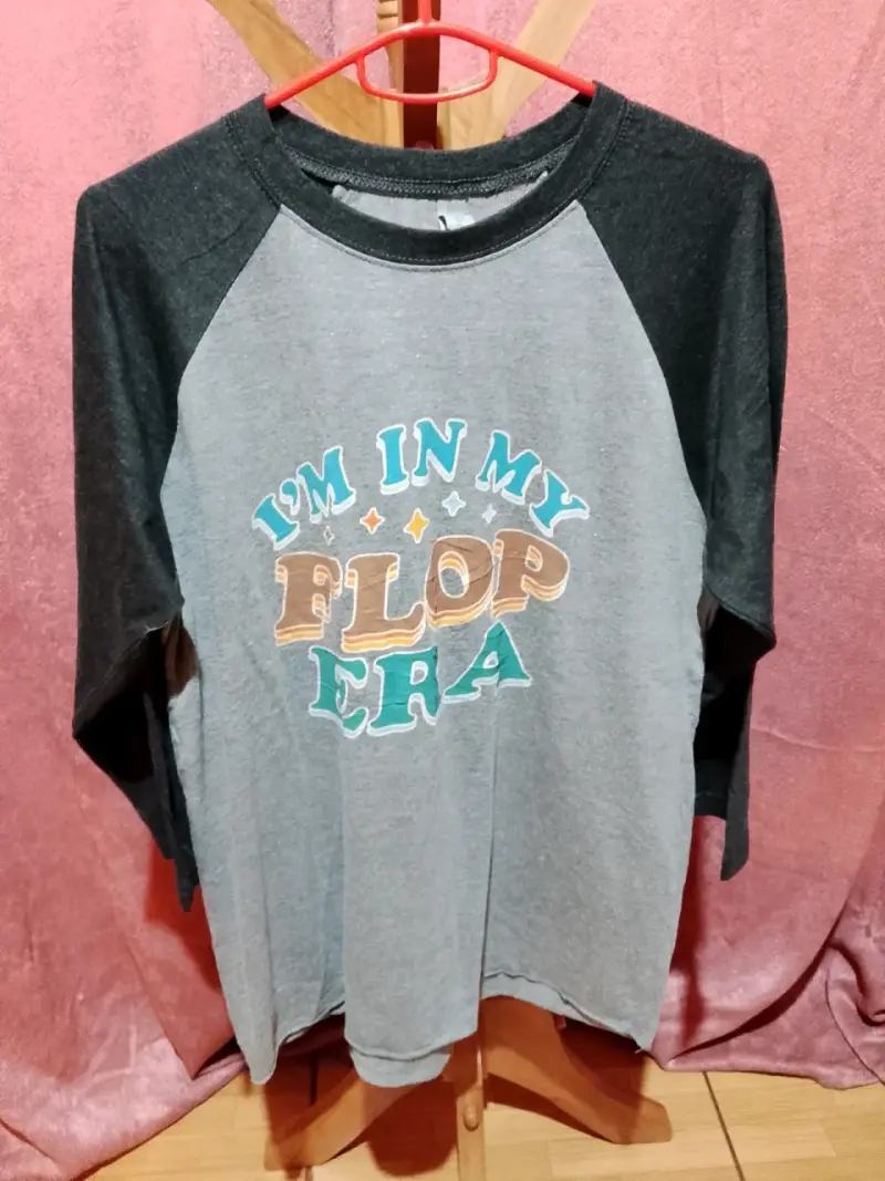 Polera manga larga gris con diseño