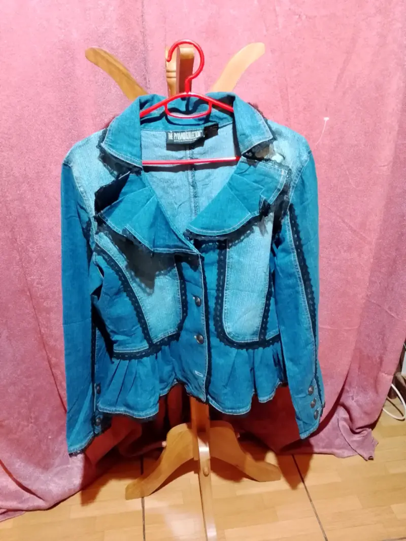 Chaqueta de mezclilla azul con detalles únicos