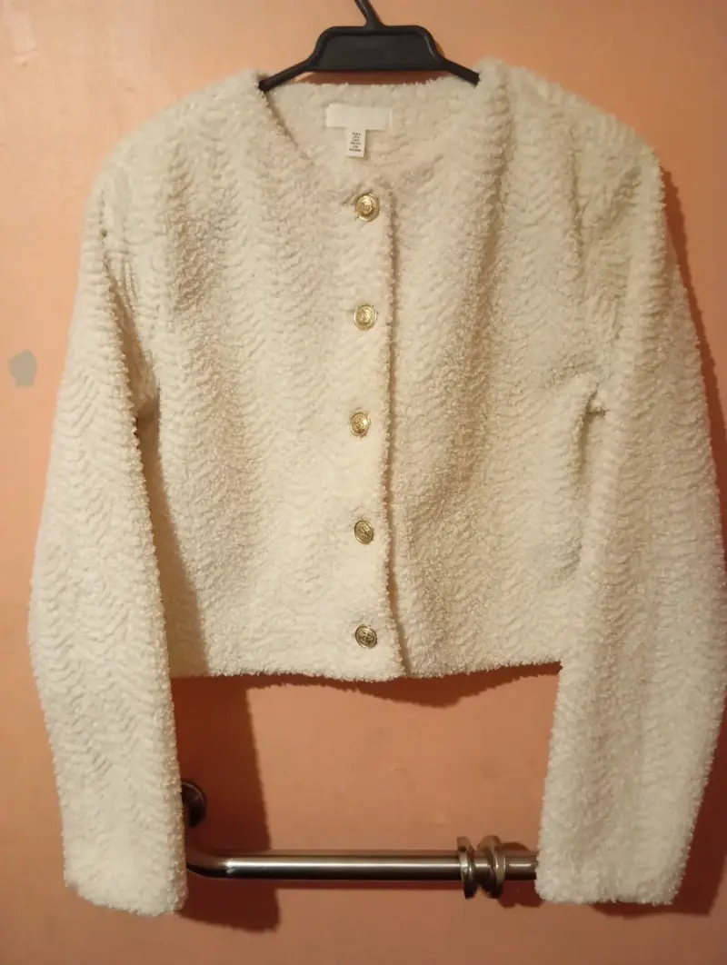 Chaqueta de lana blanca con botones dorados - 1