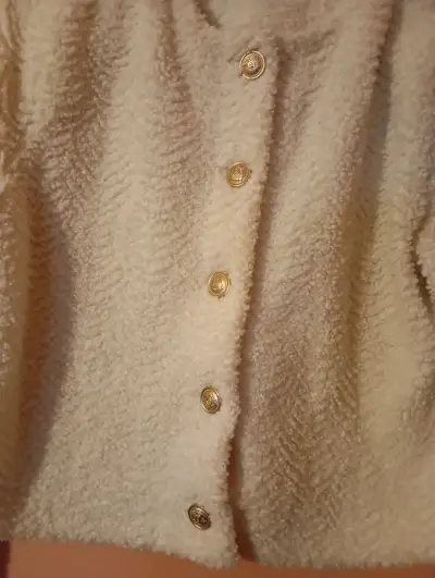 Chaqueta de lana blanca con botones dorados - miniatura 3