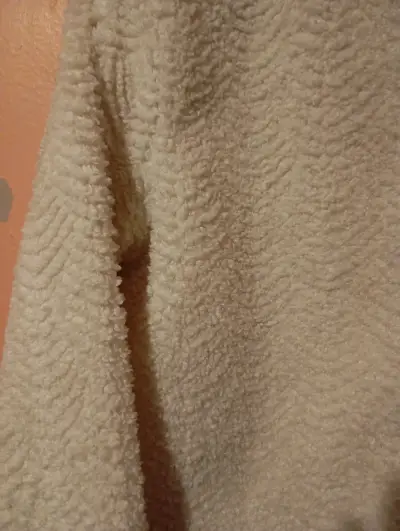 Chaqueta de lana blanca con botones dorados - miniatura 4