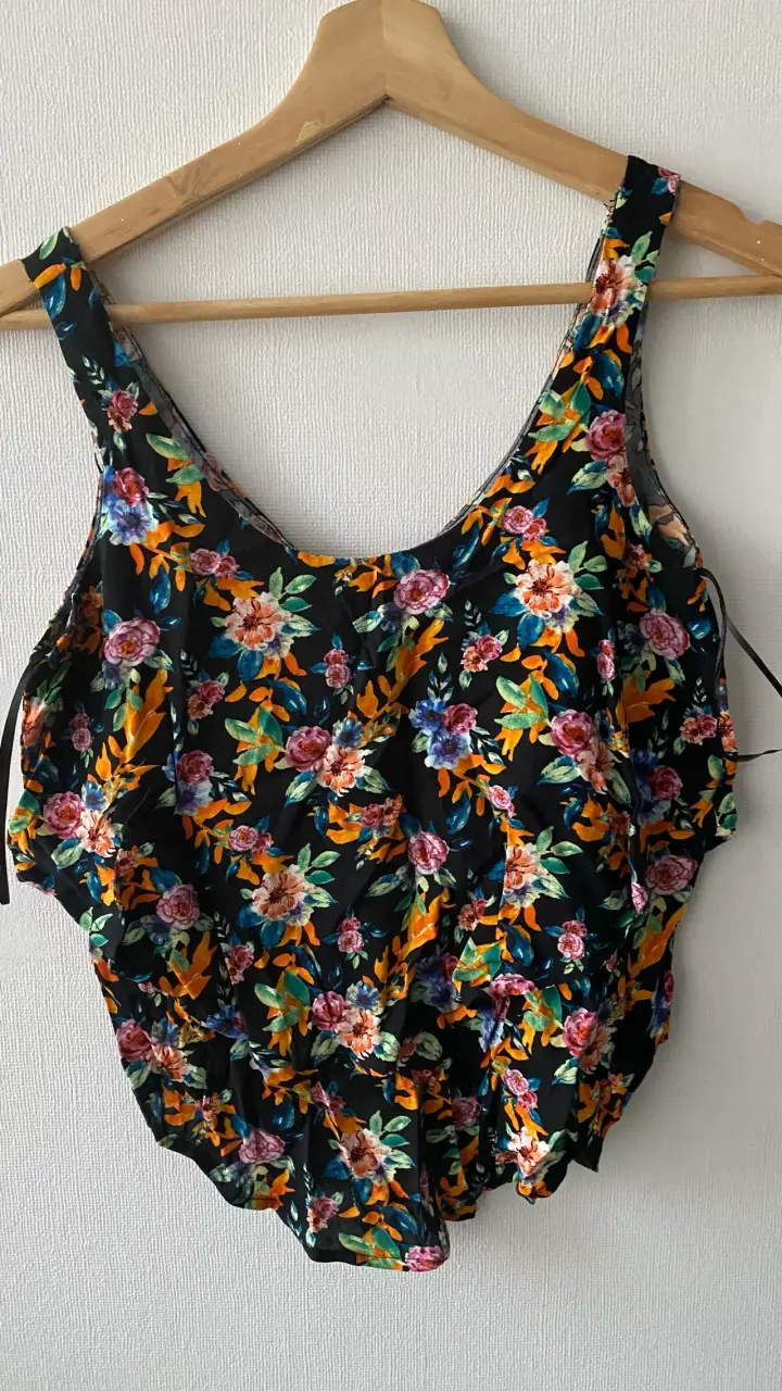 Blusa floral sin mangas para mujer - 1