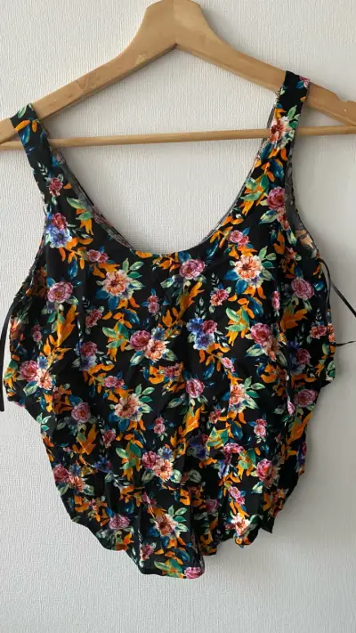 Blusa floral sin mangas para mujer - miniatura 1