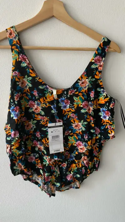 Blusa floral sin mangas para mujer - miniatura 2
