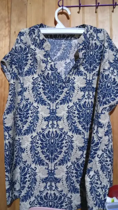 Blusa estampada azul y beige - miniatura 1