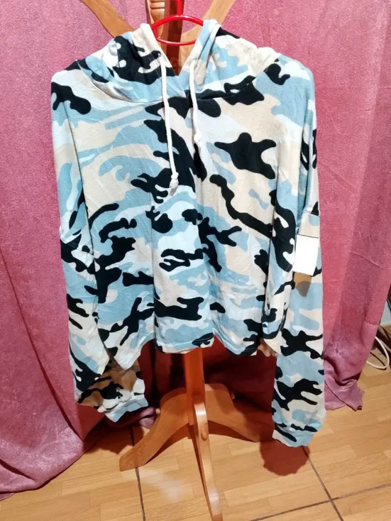 Polerón camuflado con capucha unisex