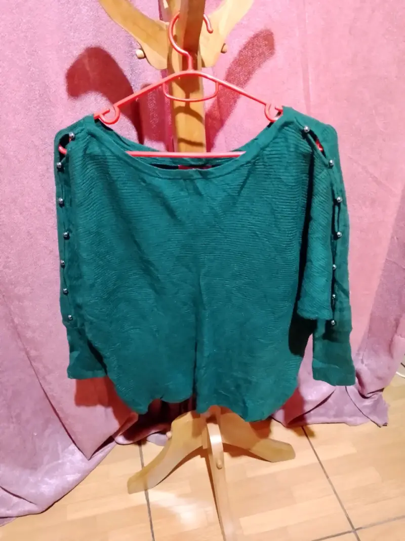 Suéter verde con botones decorativos