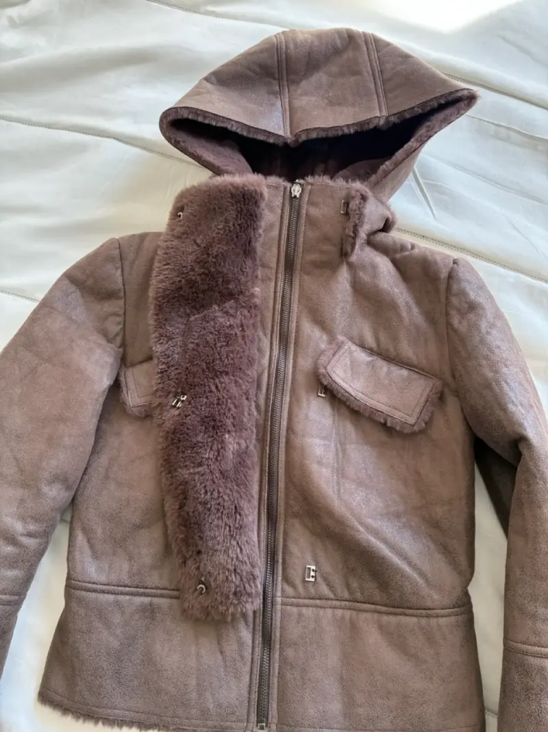 Chaqueta de cuero marrón con capucha - 2