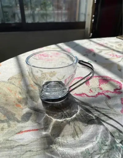 Taza de vidrio con asa metálica - miniatura 1