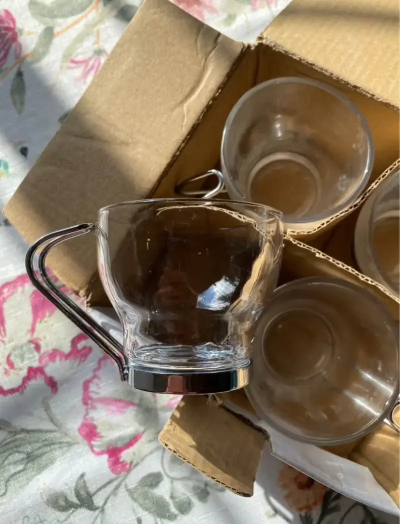 Taza de vidrio con asa metálica - 2
