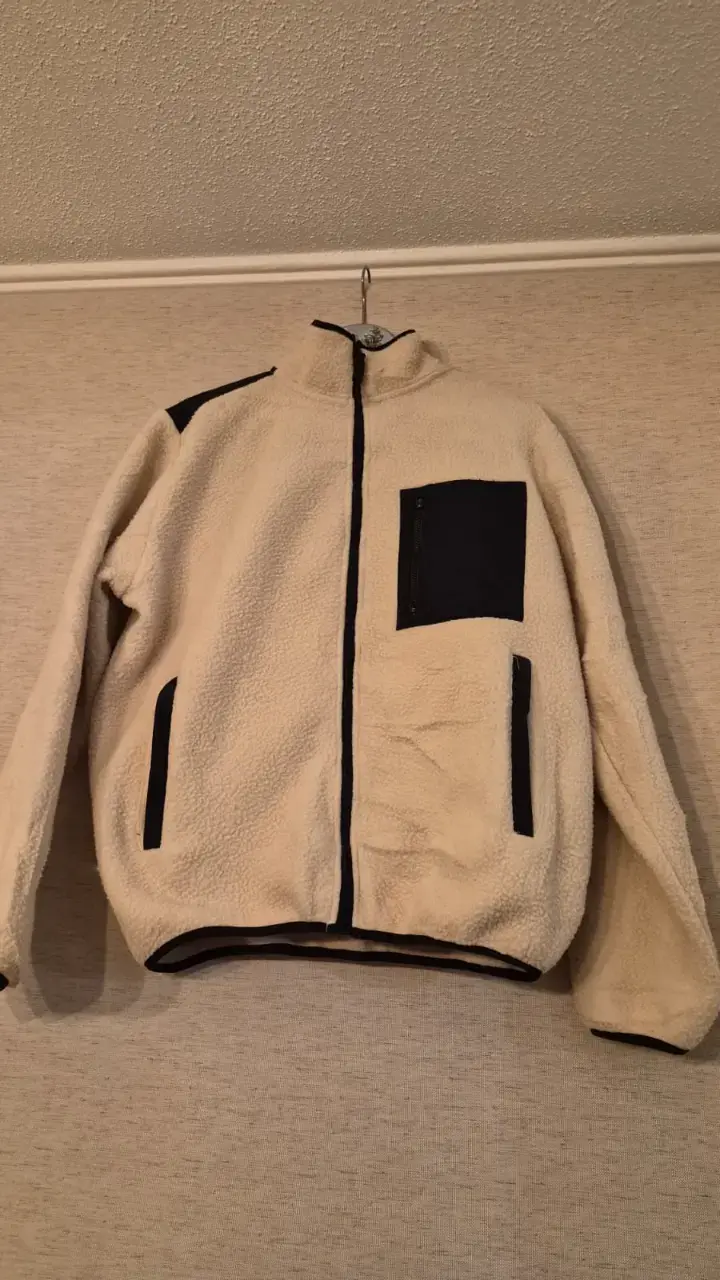 Chaqueta polar beige con bolsillos