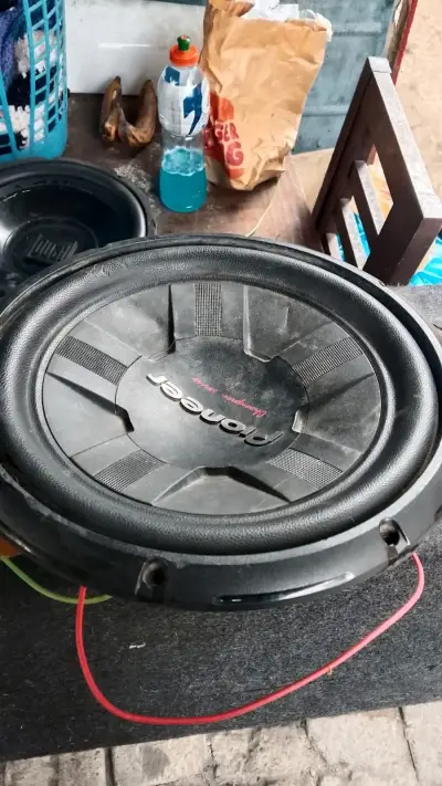 Subwoofer doble Pioneer y JBL en caja acústica - miniatura 4