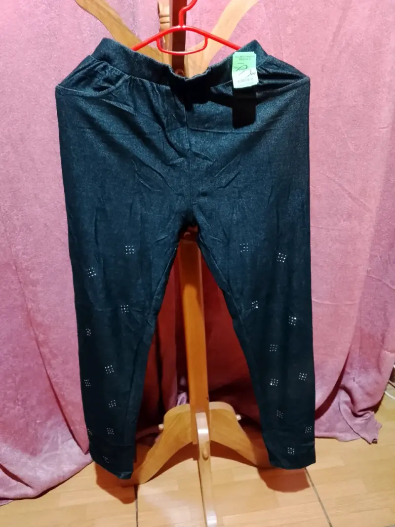 Leggings negros con diseño de puntos