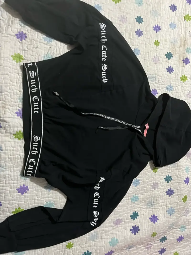 Polerón negro con capucha y estampado 'Such Cute'