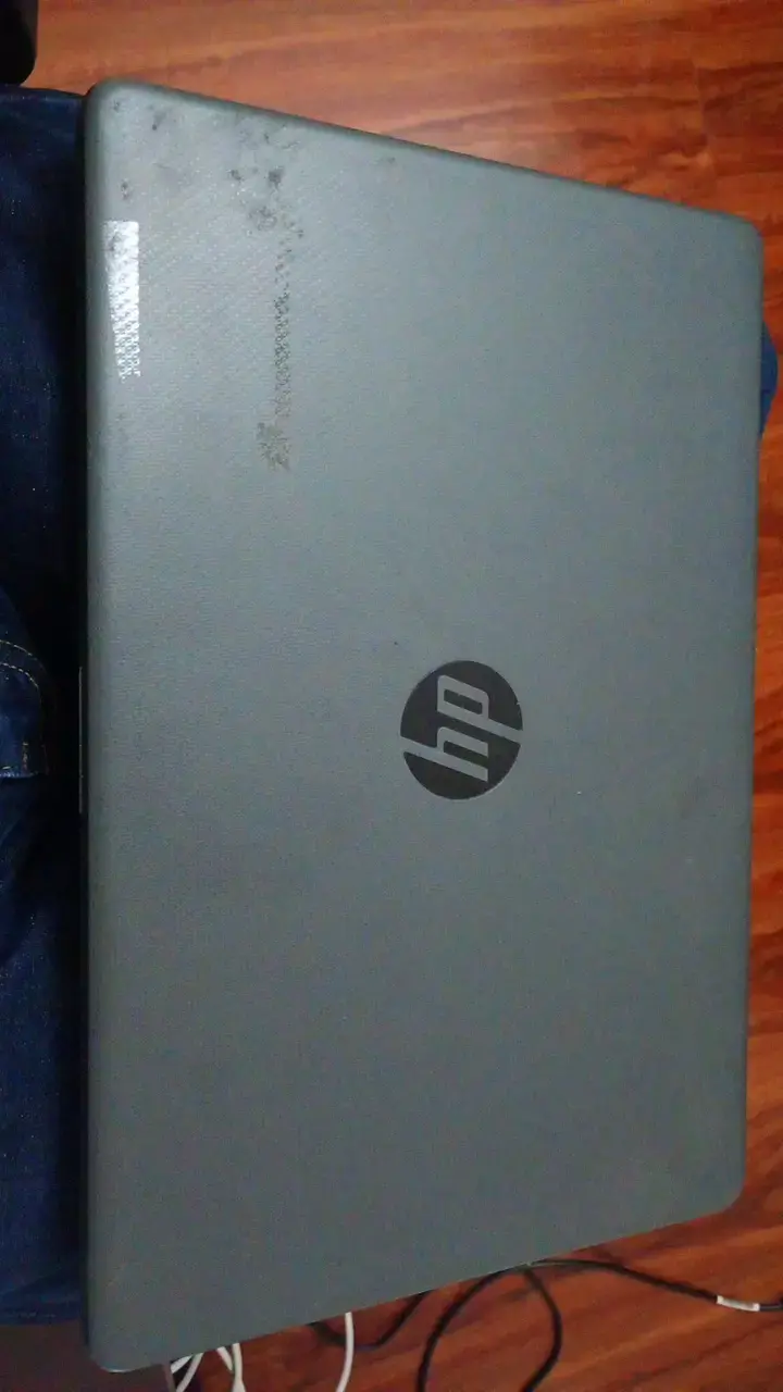 Laptop HP gris en buen estado i3 teclado extendido - 1