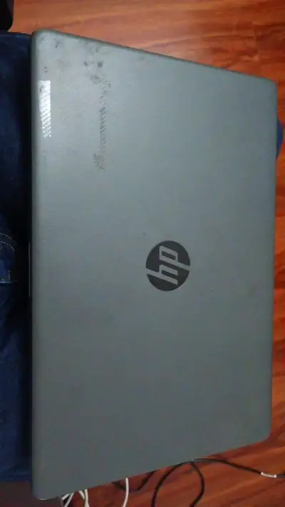 Laptop HP gris en buen estado i3 teclado extendido - miniatura 1