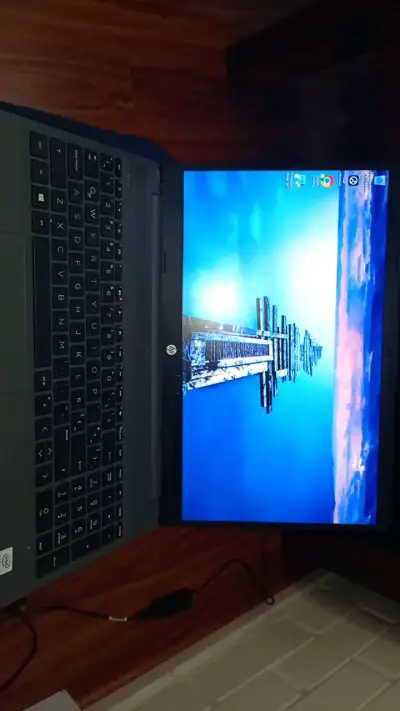Laptop HP gris en buen estado i3 teclado extendido - miniatura 2
