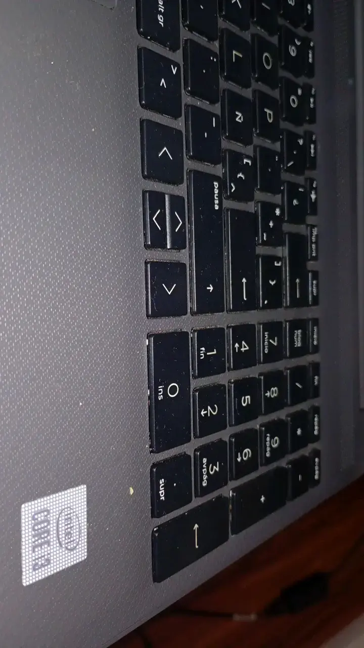 Laptop HP gris en buen estado i3 teclado extendido - 3