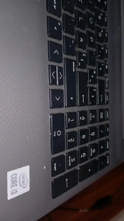Laptop HP gris en buen estado i3 teclado extendido - miniatura 3