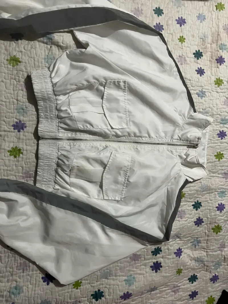 Chaqueta cortaviento blanca con detalles grises