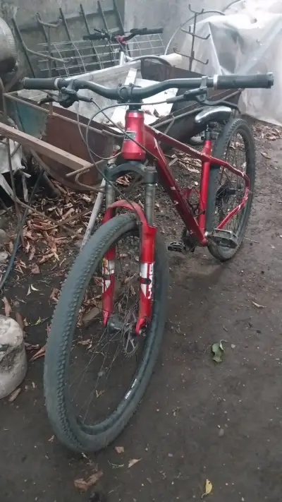 Bicicleta de montaña roja en buen estado 27.5 - miniatura 1