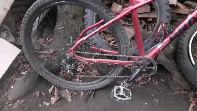 Bicicleta de montaña roja en buen estado 27.5 - miniatura 2